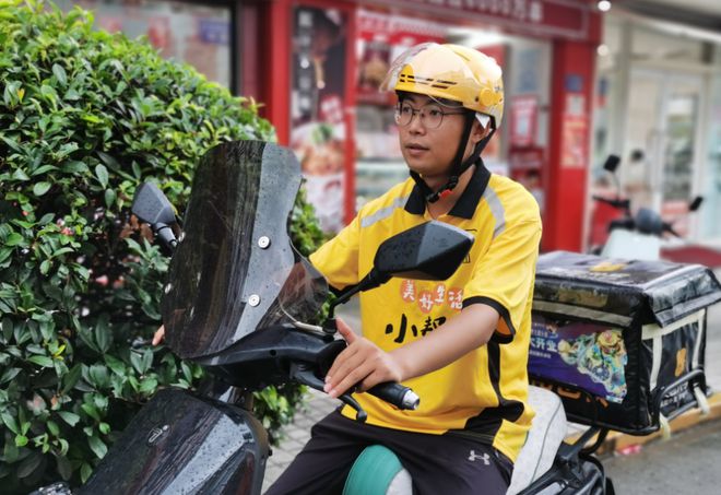 装手机支架交警：不是为难大家是为了安全九游会j9入口登录新版电动车不允许安(图3)