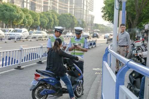 车上路有“5不能”新要求别被罚了才知道J9国际网站2025年2月起执行电动(图4)